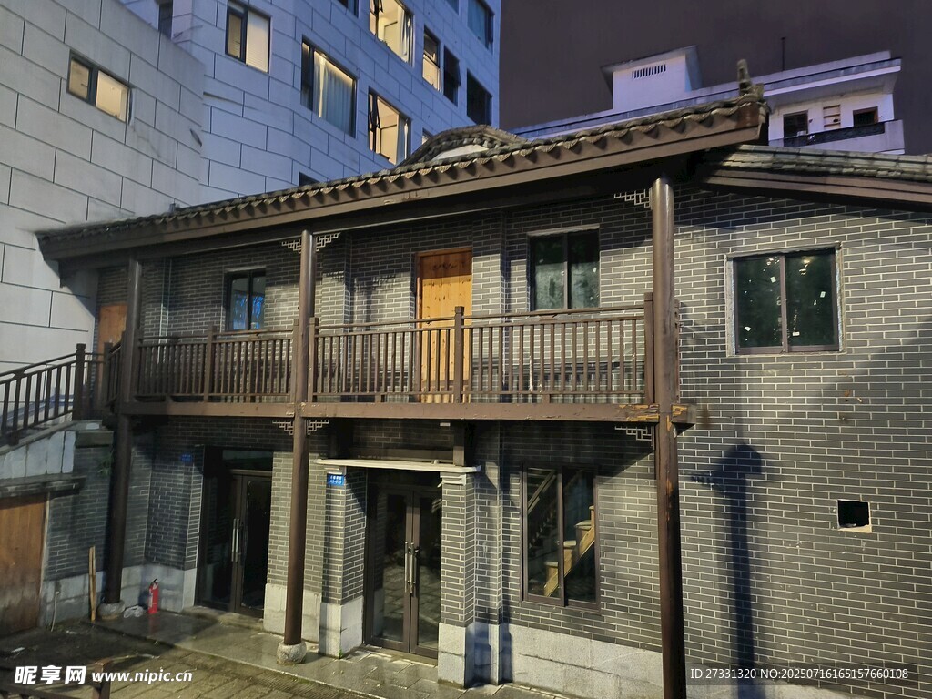 传统木质二层建筑外观