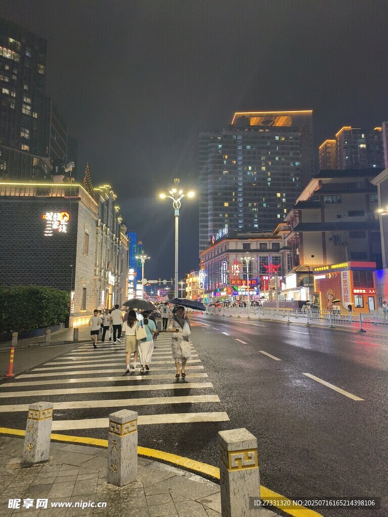 城市雨夜街道夜景