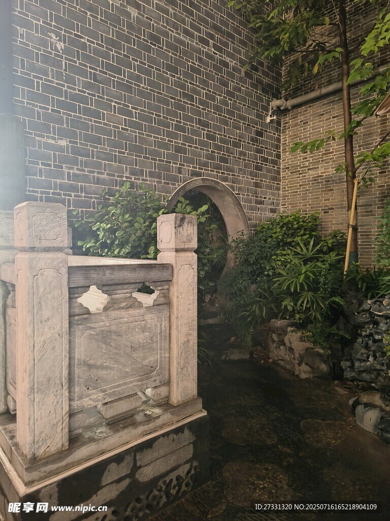古朴石栏与砖墙庭院景致