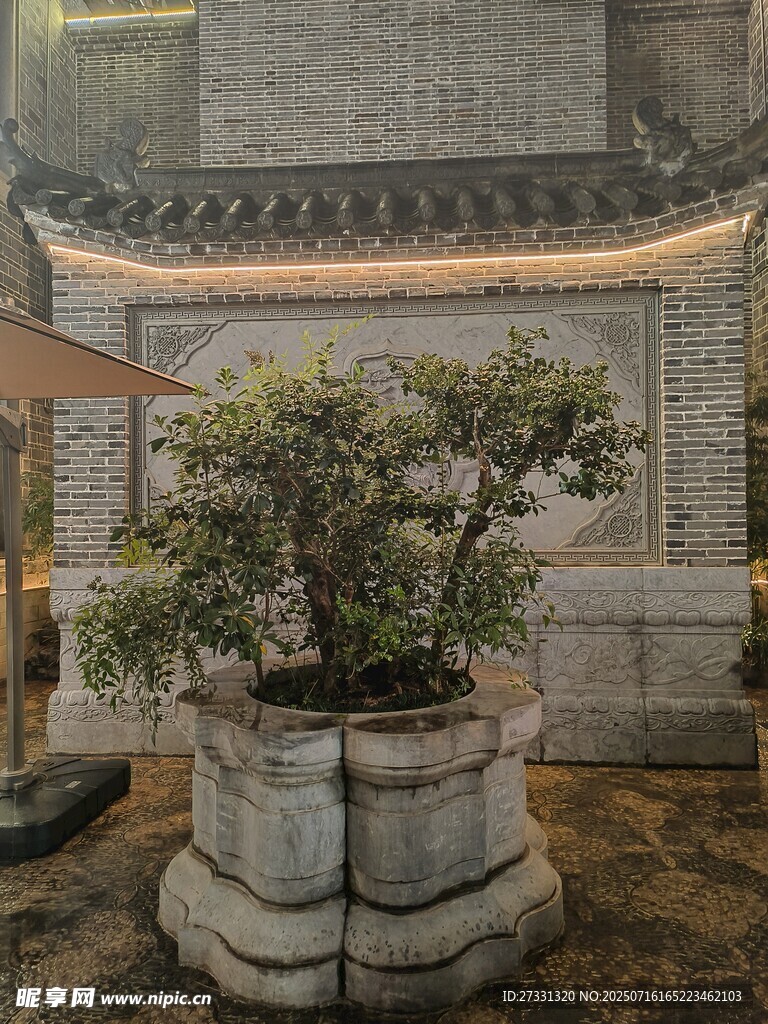 中式庭院中的古朴盆栽