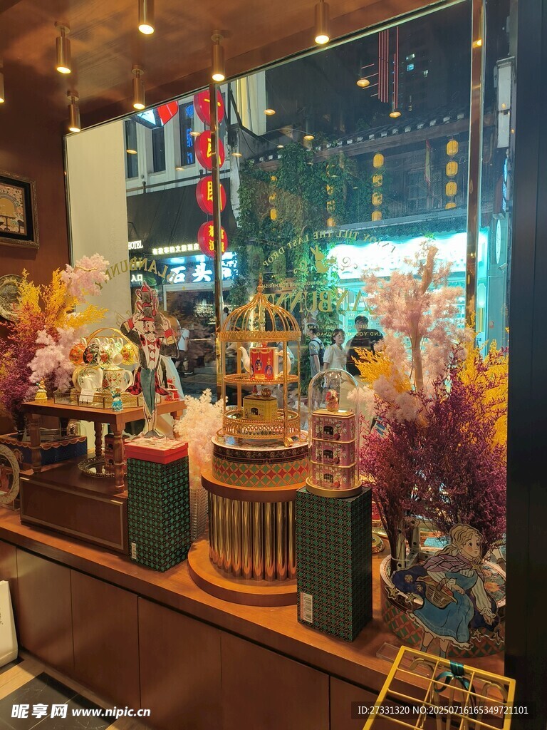 橱窗内多彩精致装饰摆件