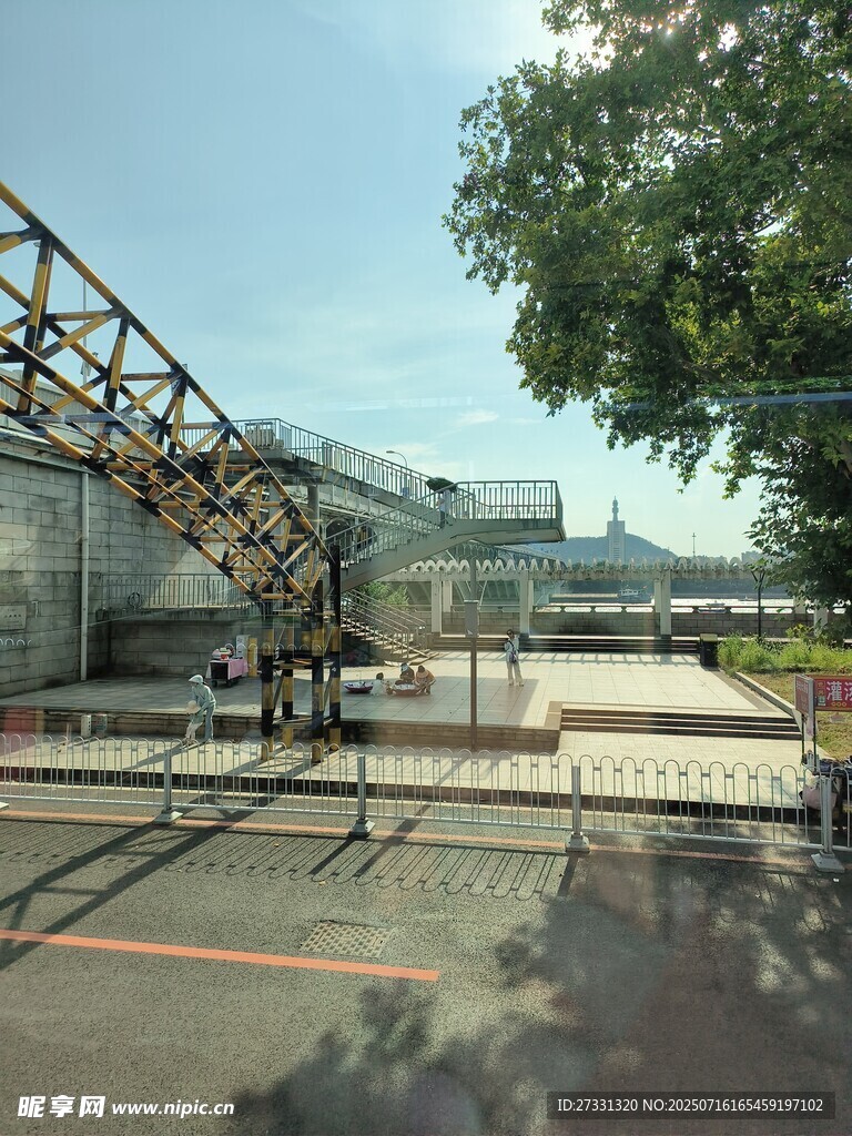 户外金属结构建筑场景