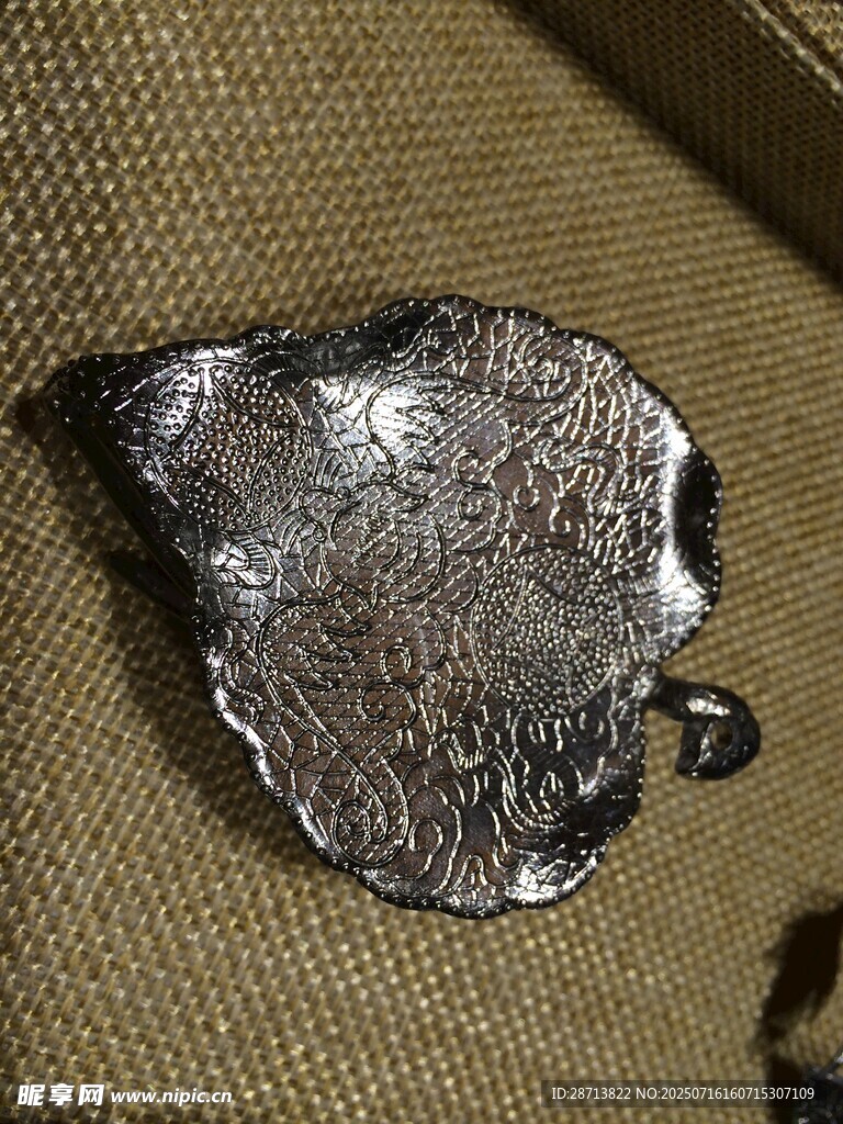 银色不规则金属物件