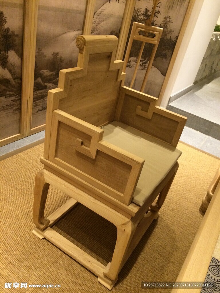 古典木制座椅展示