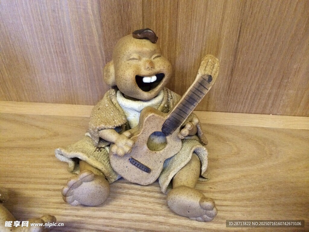 玩偶弹吉他
