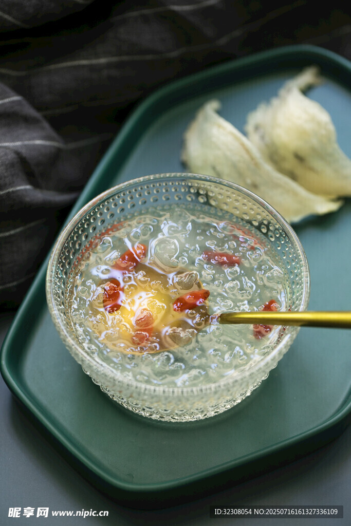 透明碗中美味养生汤品