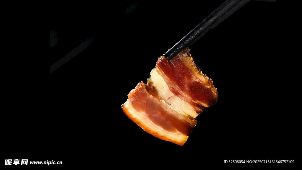 筷子夹着的美味腊肉
