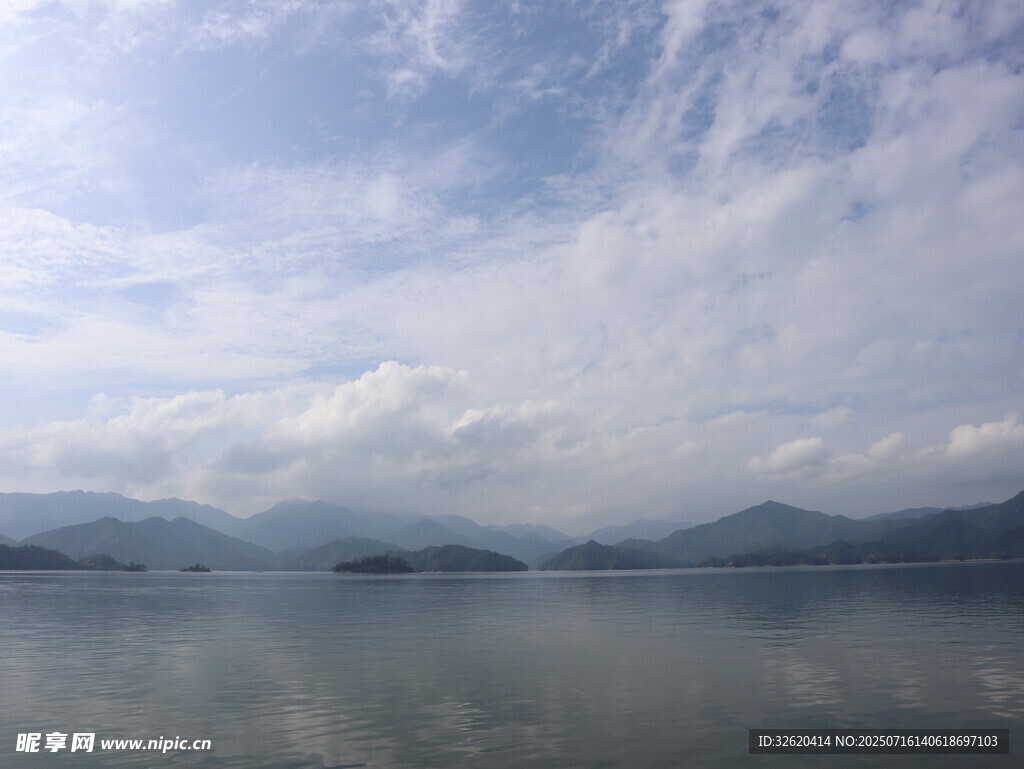 宁静湖景与蓝天白云相映