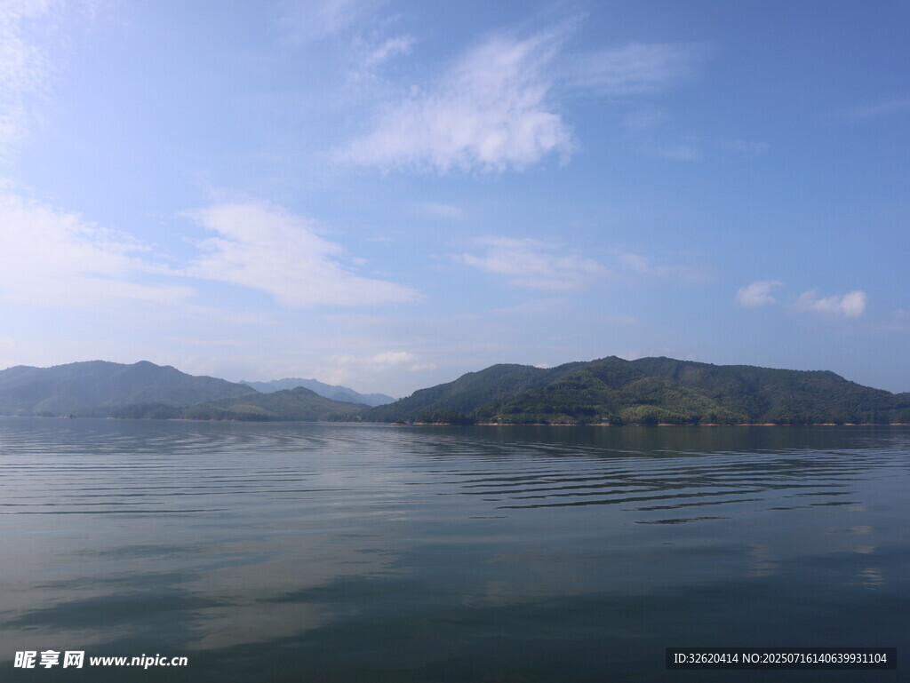 宁静湖景与远处山峦