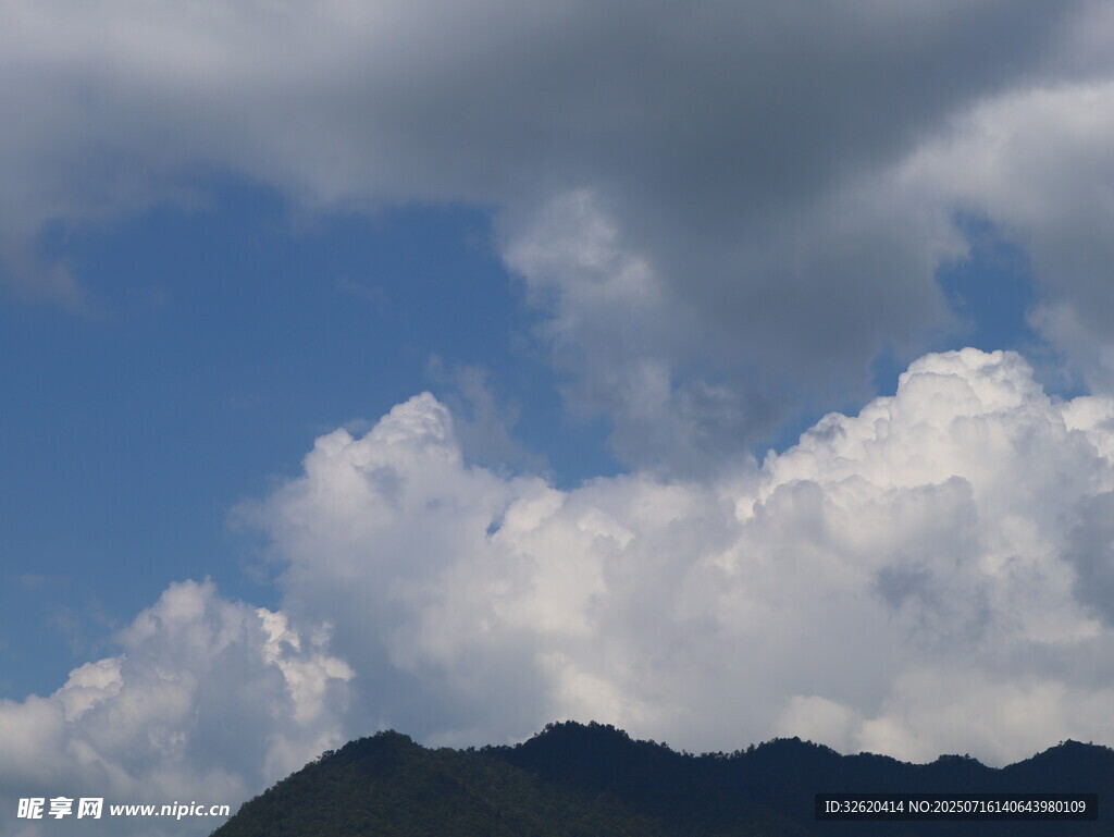 蓝天白云下的山峦美景