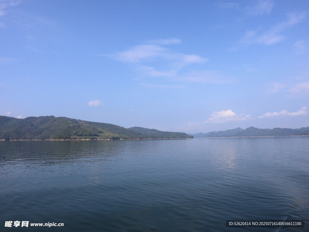 宁静湖景 远山蓝天相映