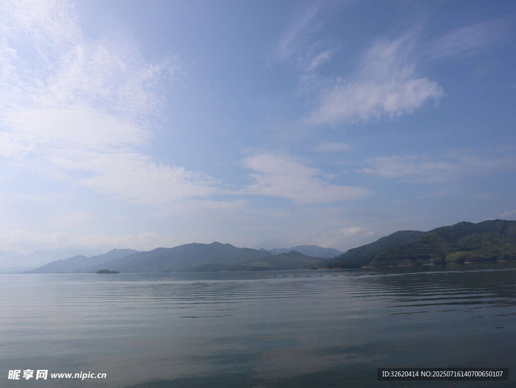 宁静湖景与远山蓝天