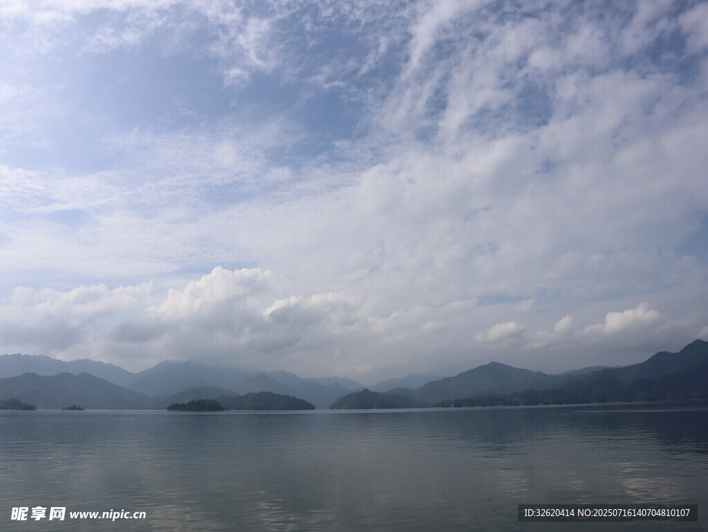 宁静湖景与远山云雾