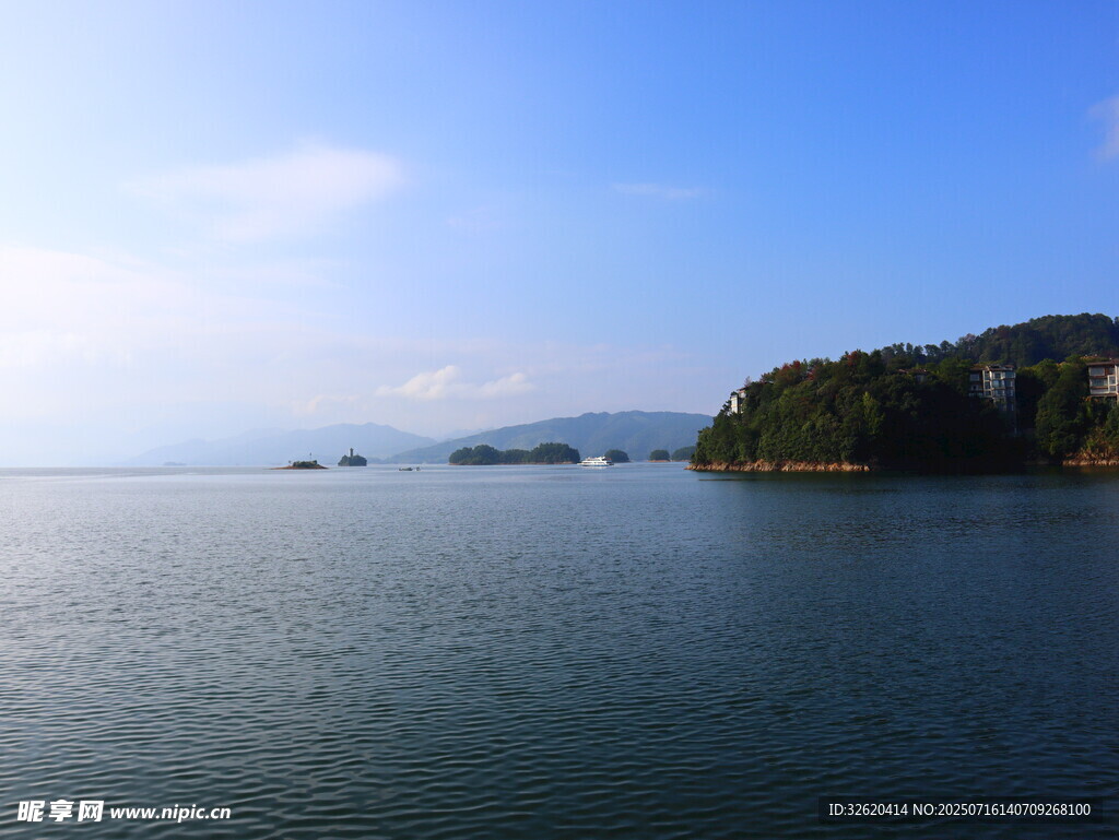 宁静湖景 远山近水