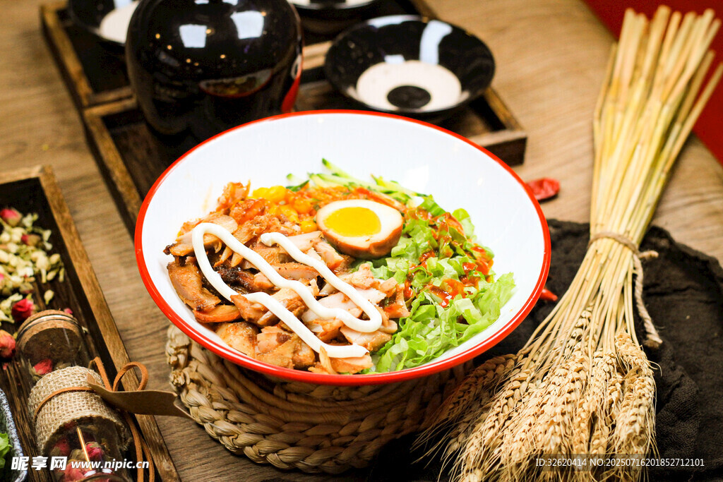 沙拉鸡肉烤肉饭