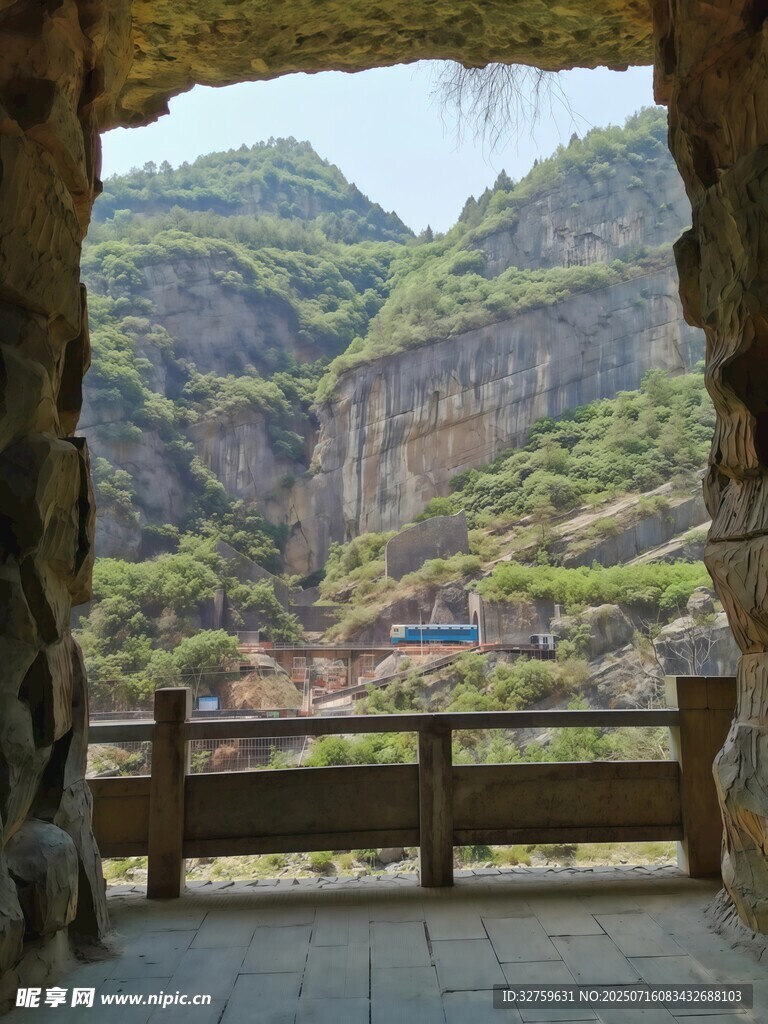 石拱洞外青山美景