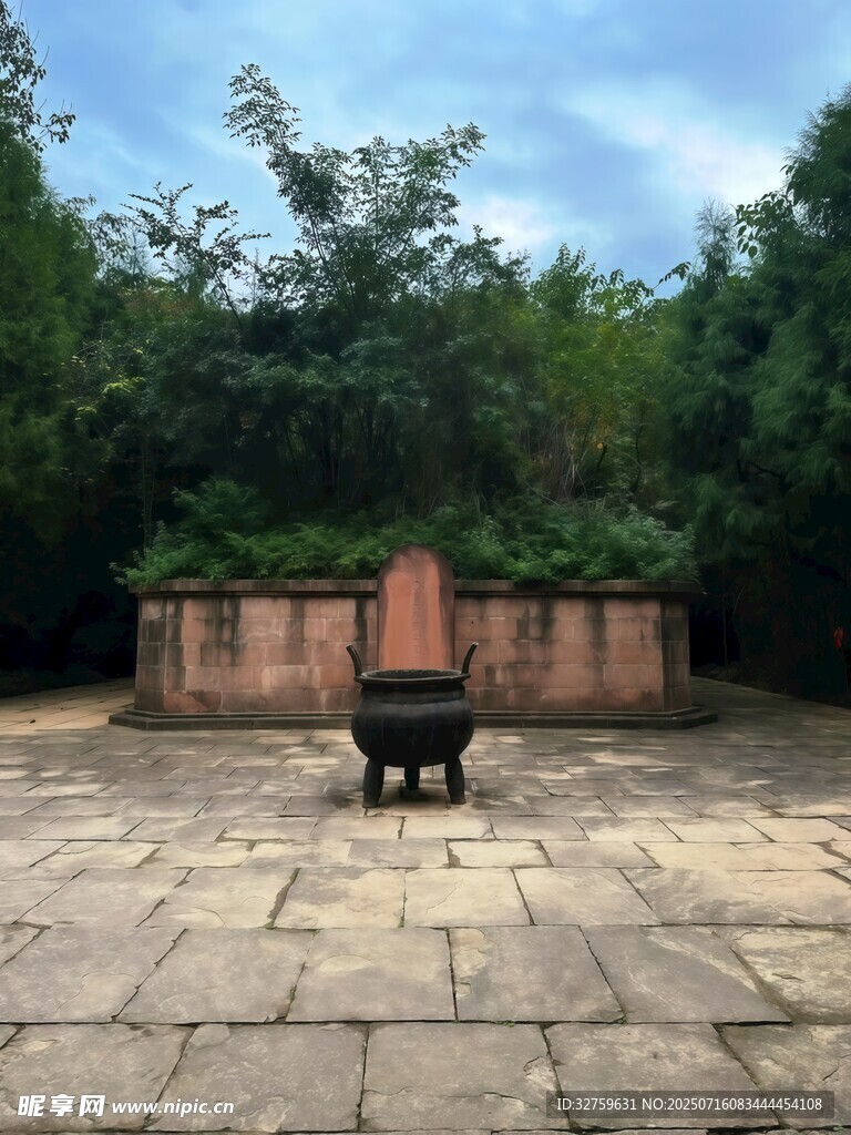 古朴庭院中的青铜香炉