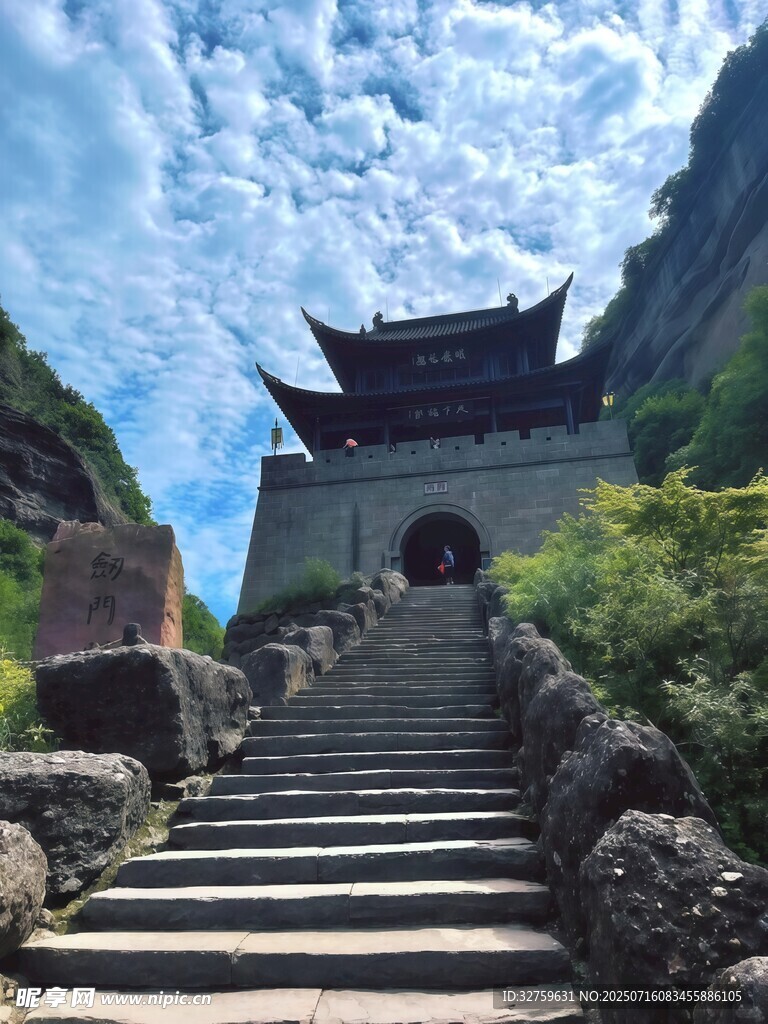 古建台阶处的壮丽景观