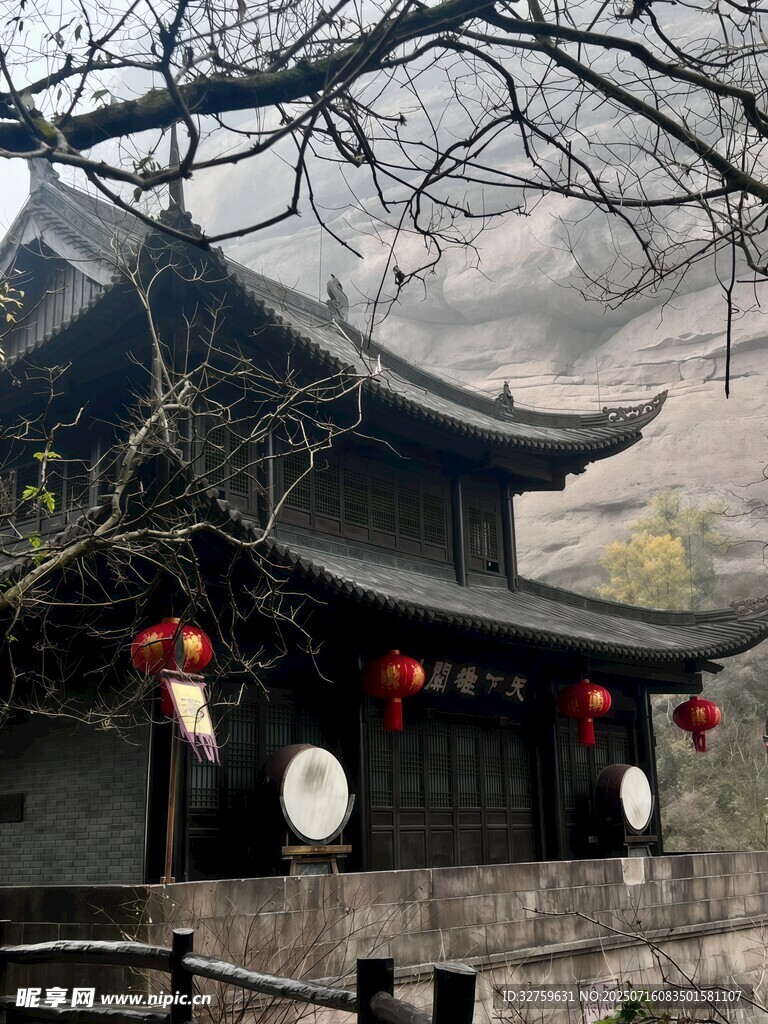 古建屋檐下的红灯笼点缀