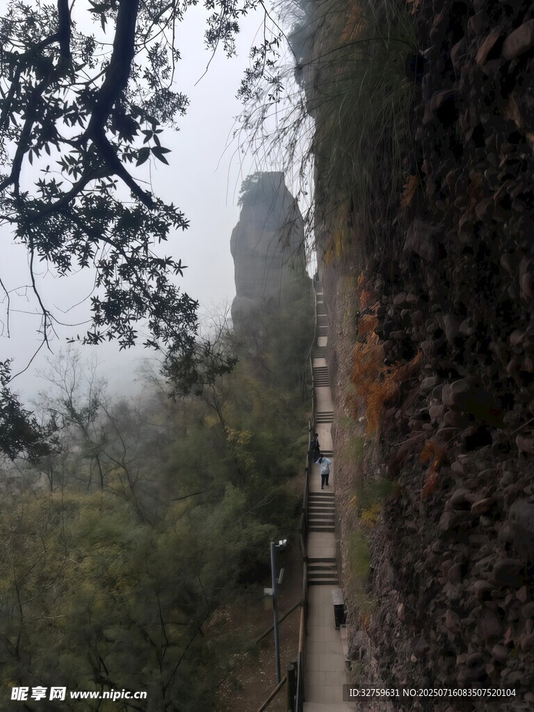 山间雾中步道与独特岩石