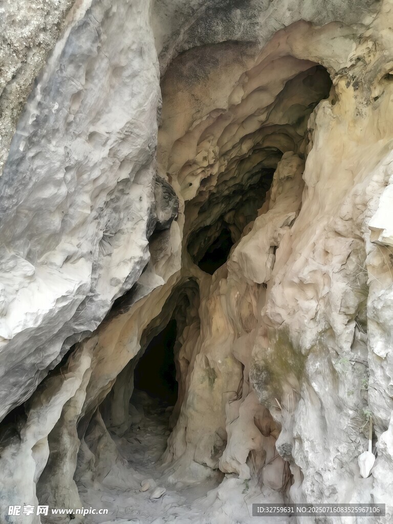 神秘洞穴内部景象