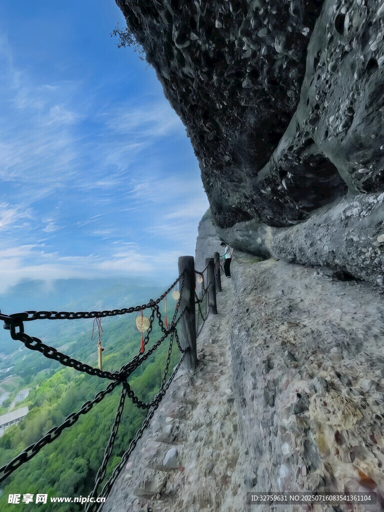 悬崖边惊险栈道