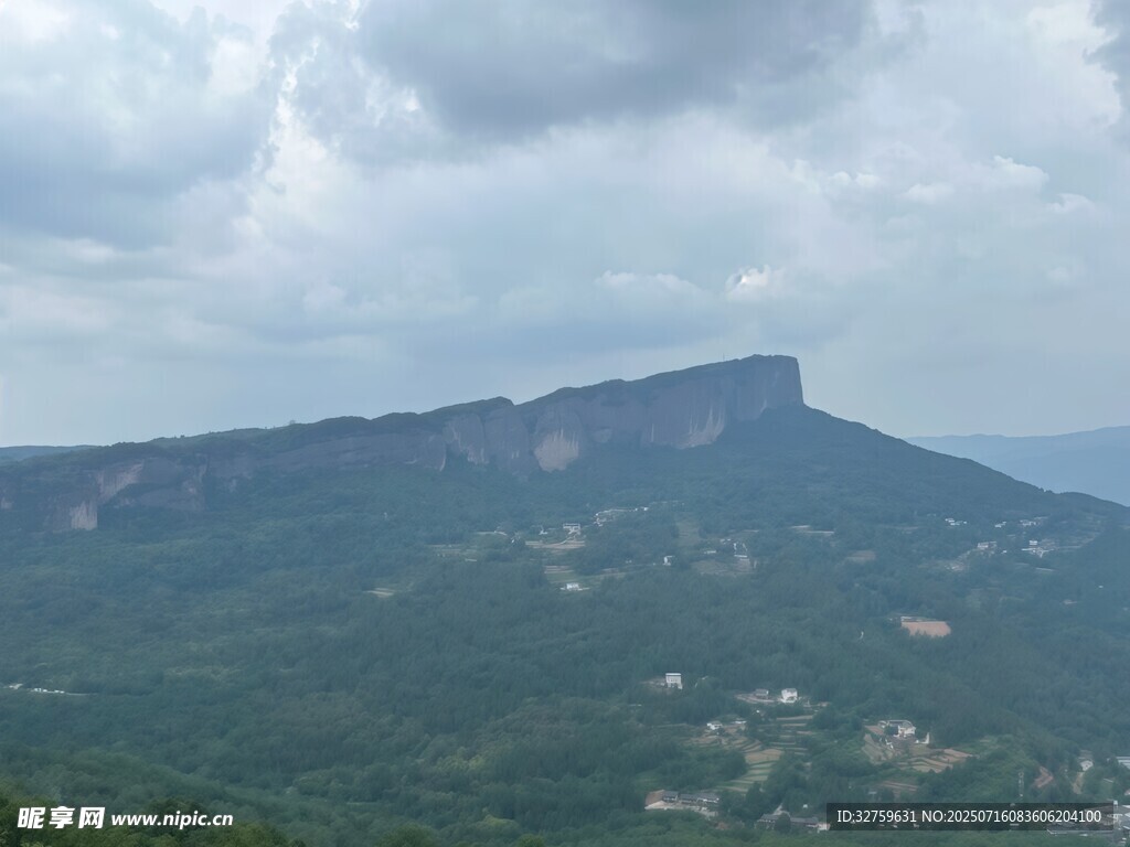 巍峨山峦云雾间美景