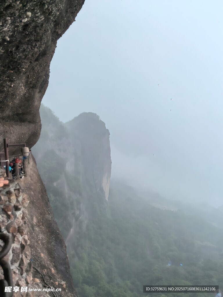 悬崖边的惊险徒步之旅