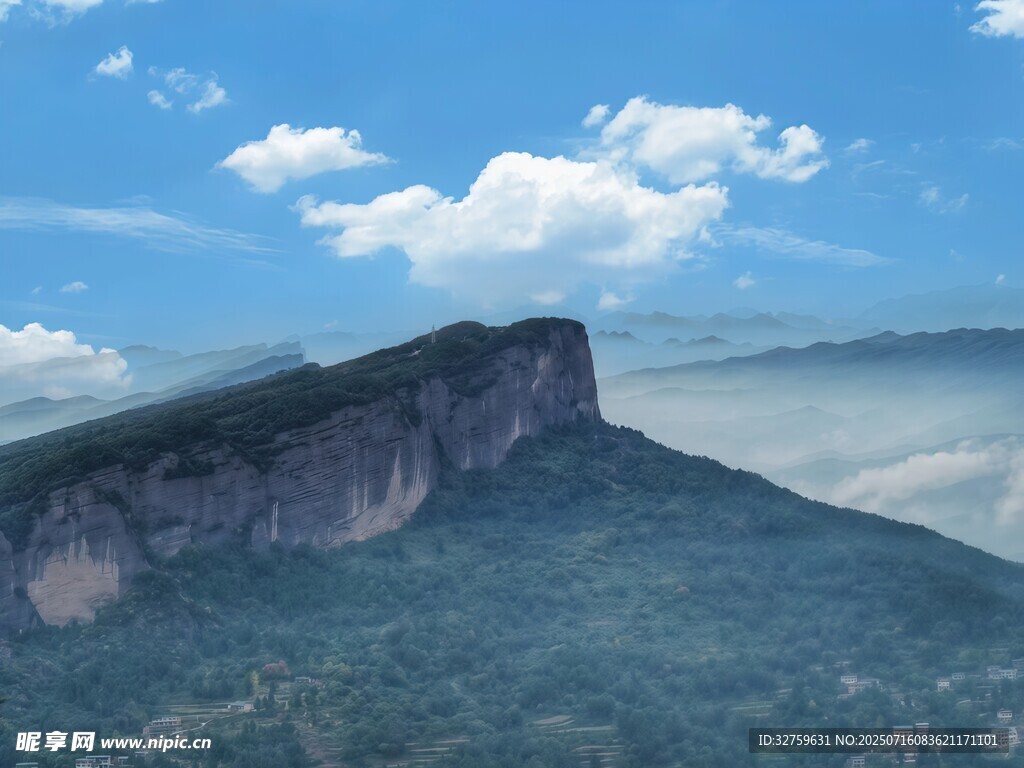 巍峨山峦云雾间美景