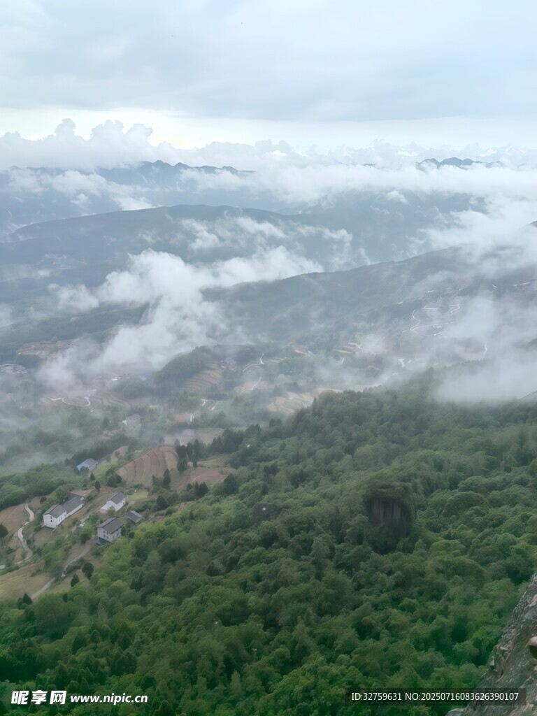 山间云雾缭绕的翠绿景致