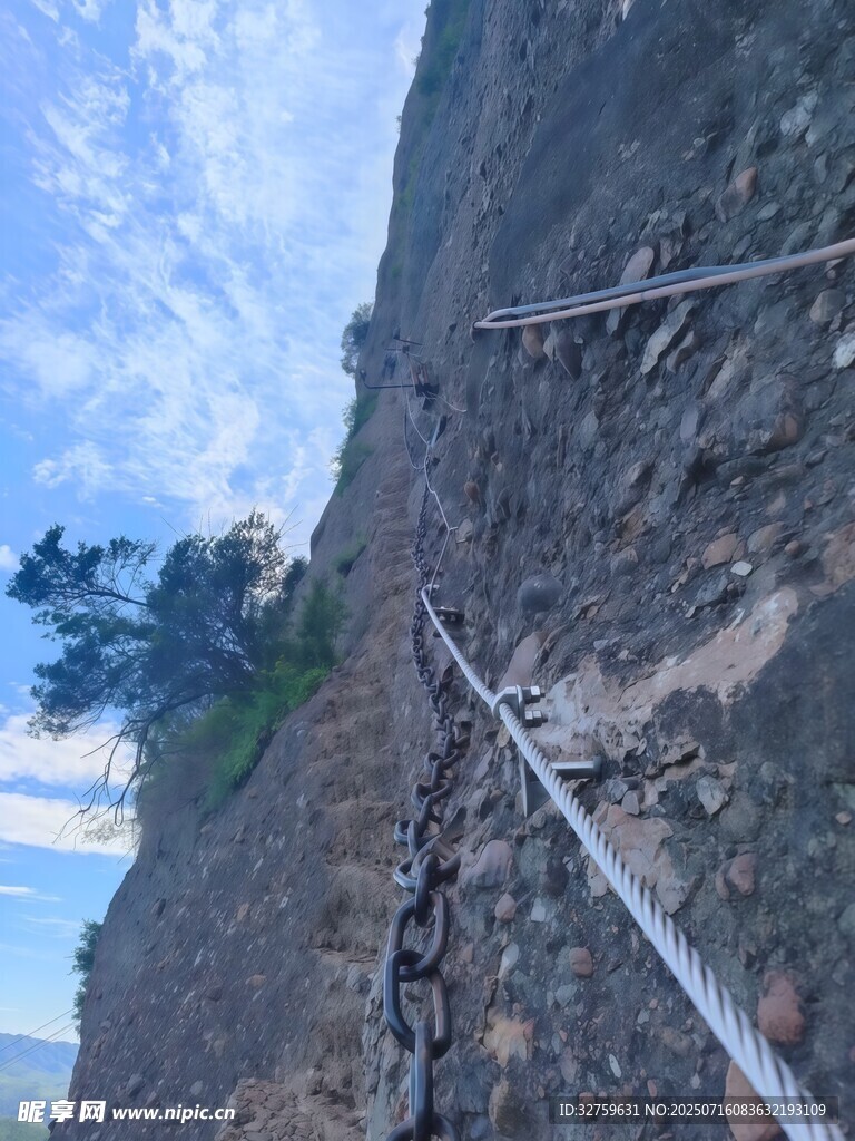 户外山地绳索攀爬场景