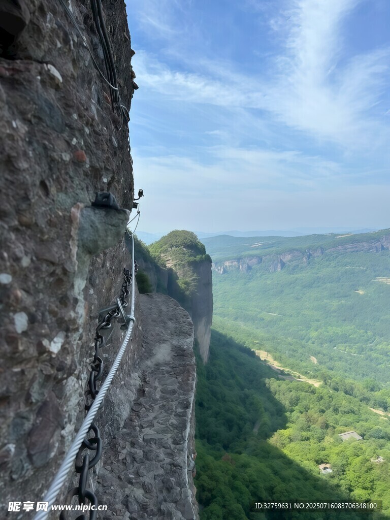 悬崖峭壁上的惊险攀登路