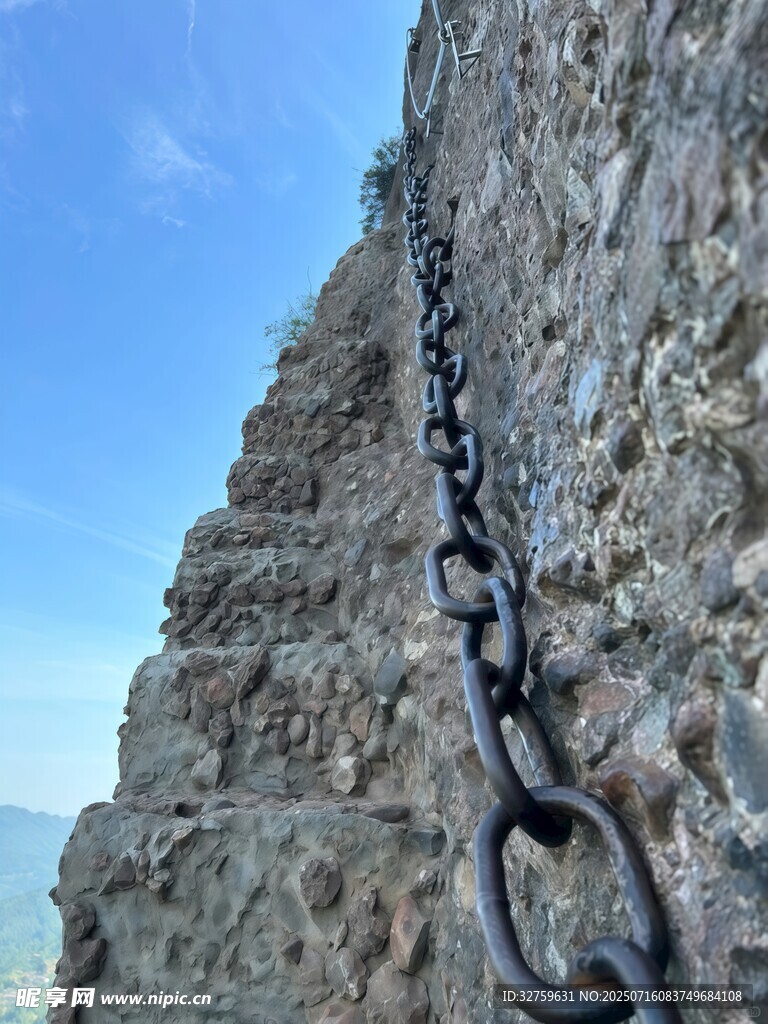 悬崖边的坚固铁链
