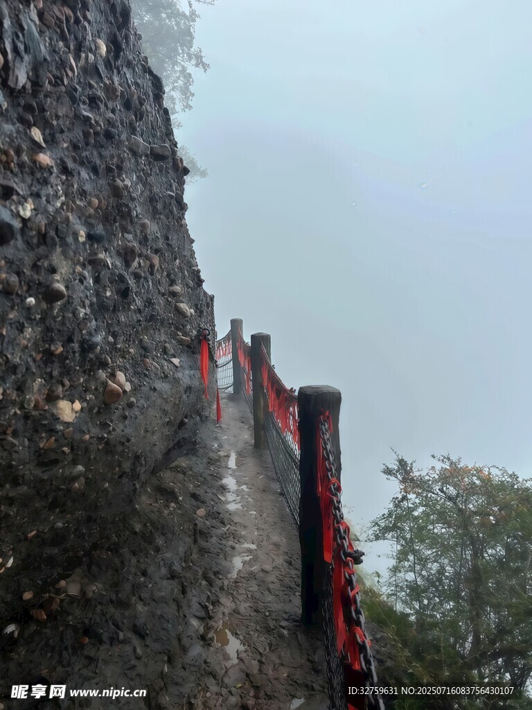 长城上的游客队伍