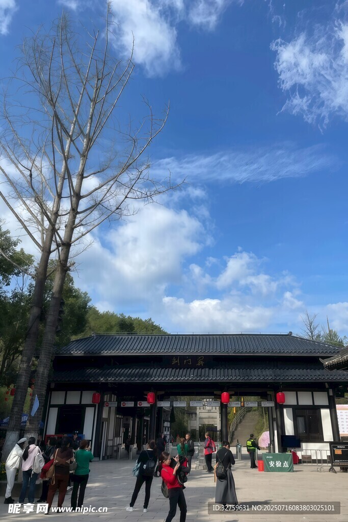 景区入口处的热闹景象
