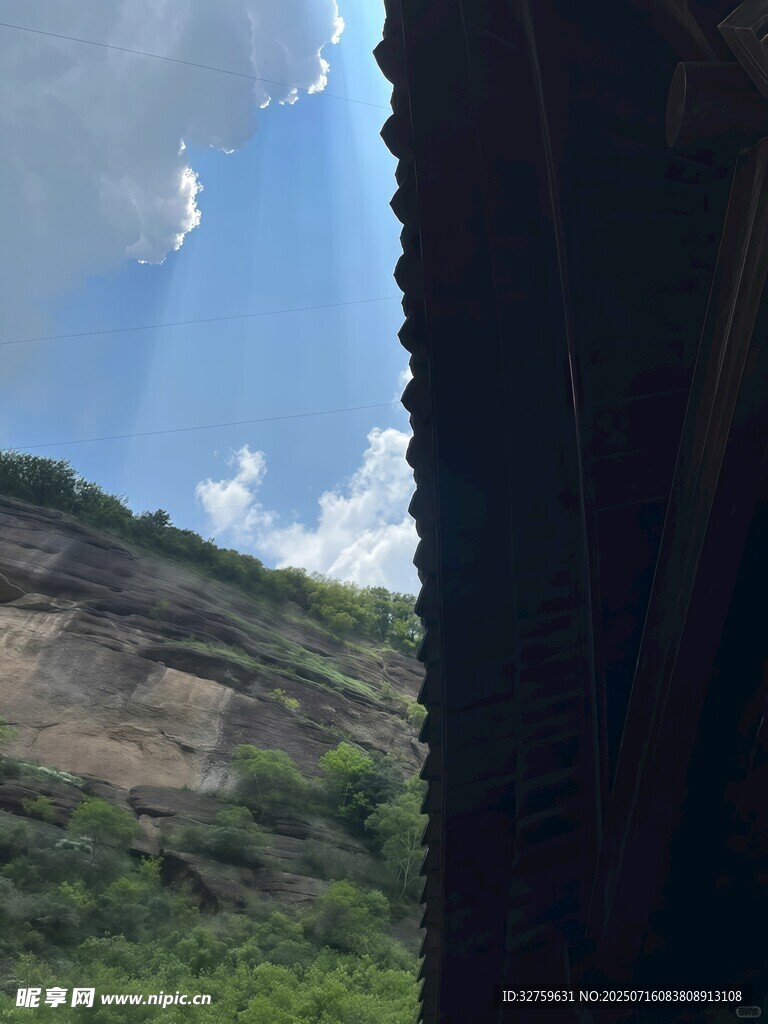 窗外青山蓝天美景
