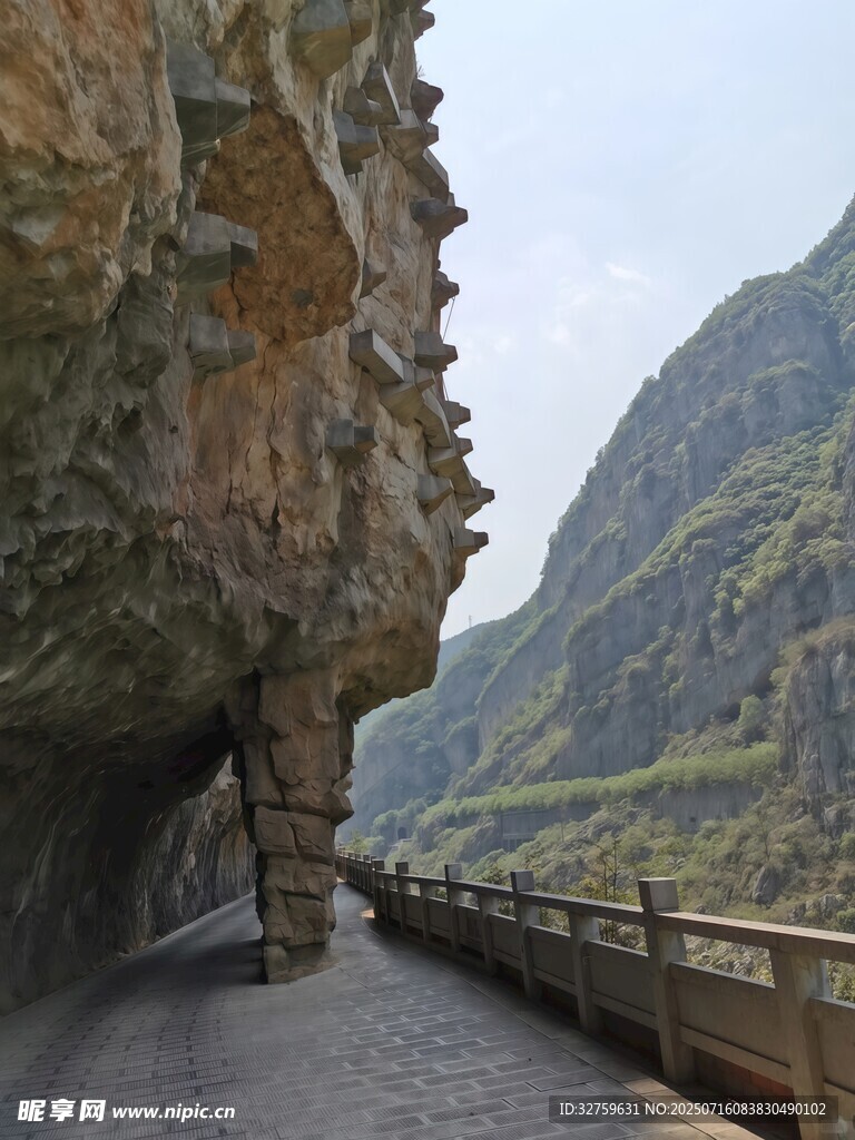 山间崖壁旁的蜿蜒公路