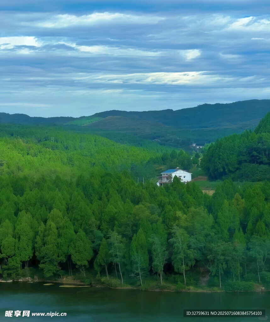 青山绿水间的湖畔景致