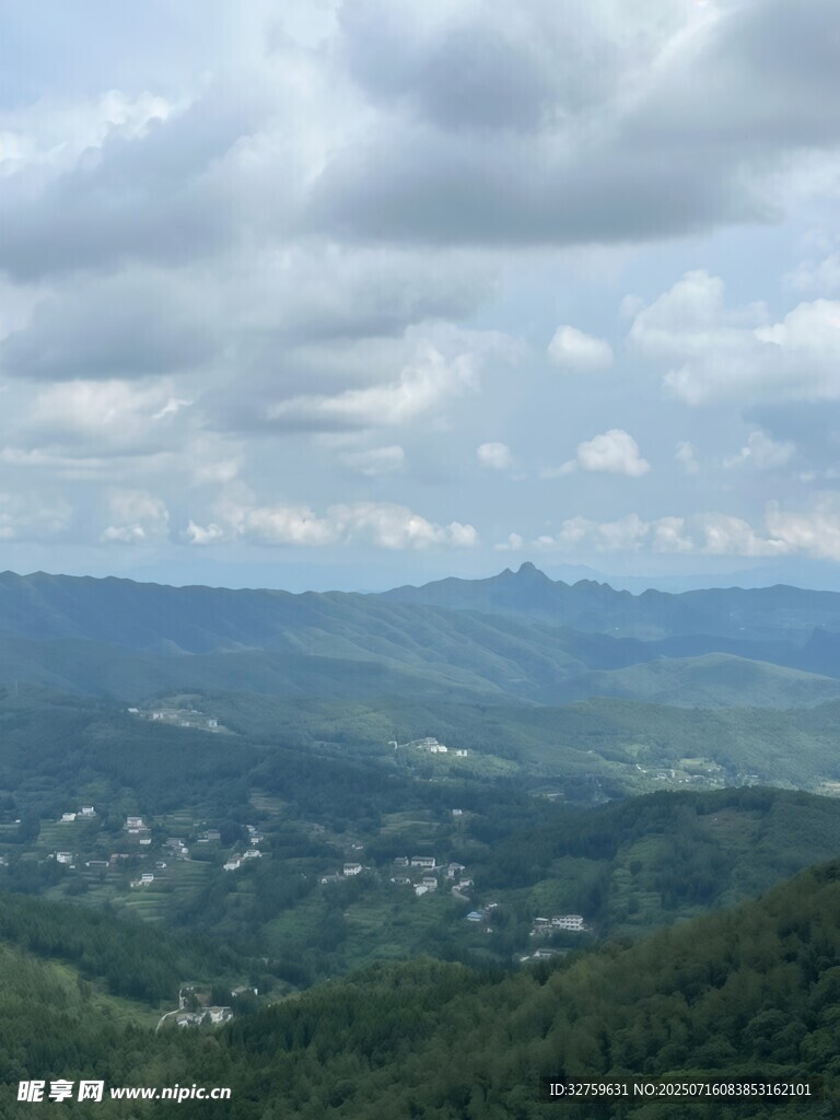 山峦云海间的壮美风光
