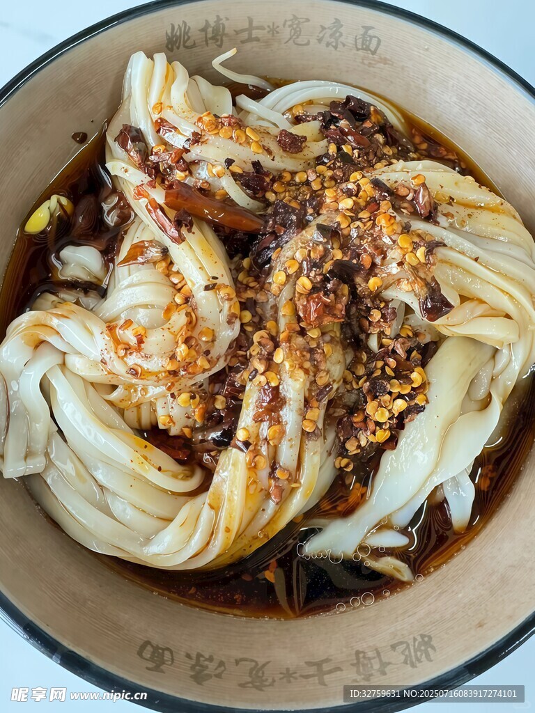香辣美味的特色凉拌宽面
