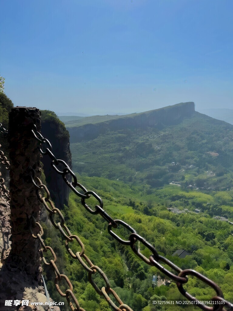 悬崖边铁链围栏下的美景