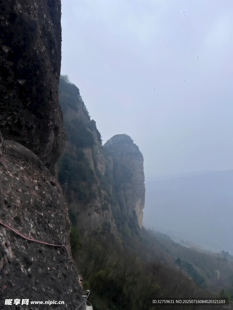 雾中险峻山峰景色