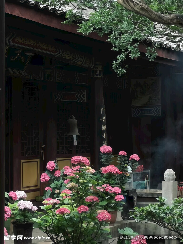 古建旁盛开的艳丽花卉