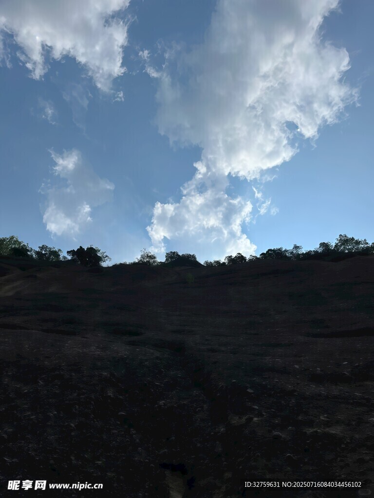 蓝天之下的山坡与云朵