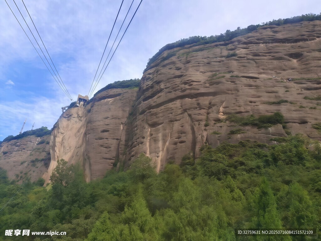 壮丽山景与葱郁植被