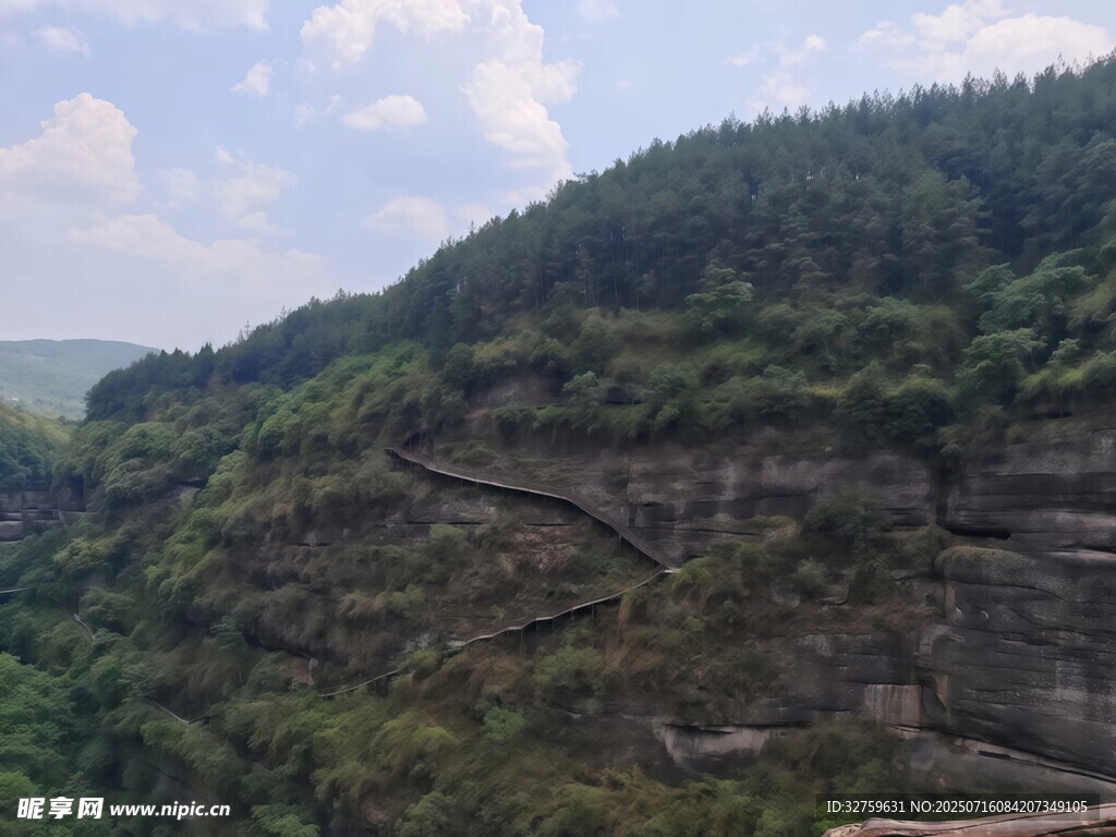 山间蜿蜒栈道 