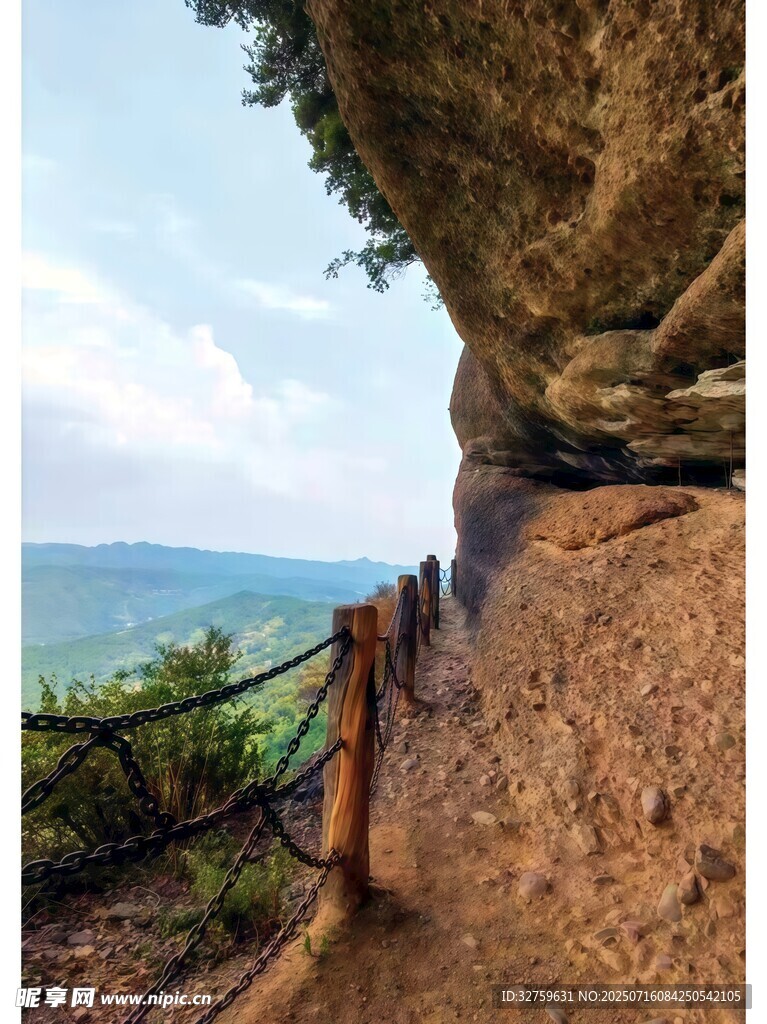 悬崖边的护栏与壮阔风景