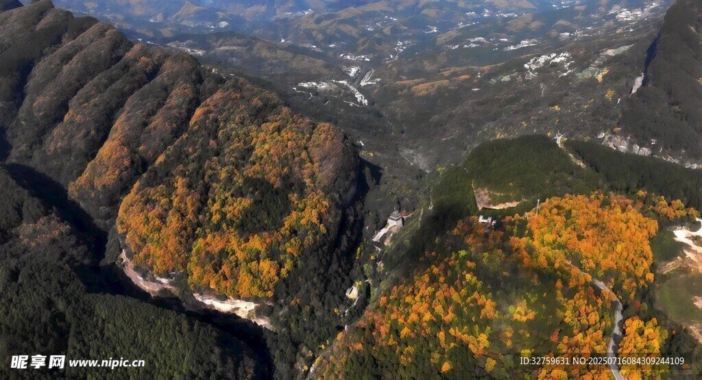 秋日山峦航拍美景
