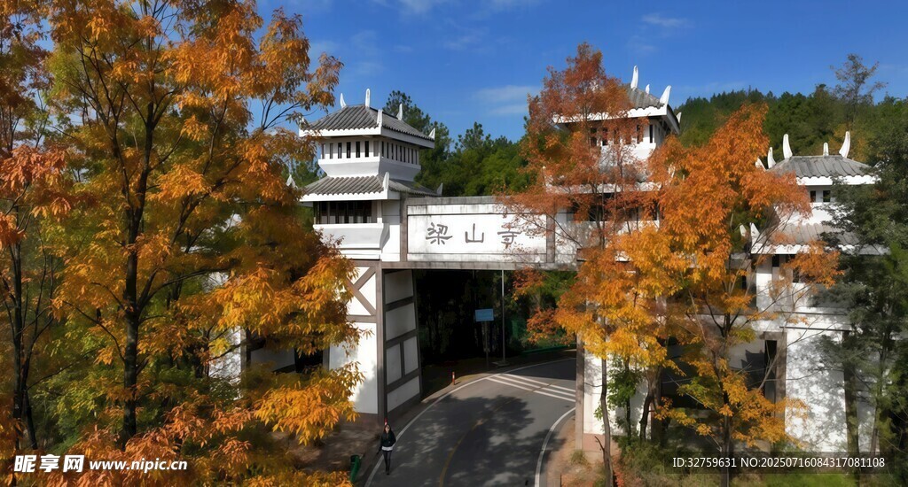 秋日山林中的别致建筑
