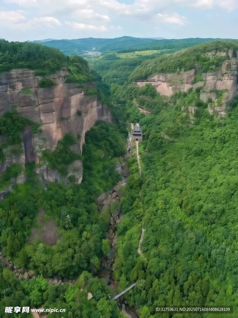 壮丽峡谷绿意盎然景观